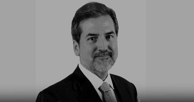 Head-and-shoulders portrait of a man in a dark suit and tie in grayscale. - Cali y la extraña historia de su nuevo Plan de Ordenamiento Territorial huérfano