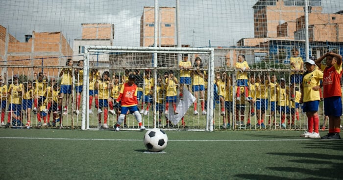 El himno futbolístico de Dr. Krapula que esperó 20 años por su video Niños participantes del video oficial de Dr. Krápula.