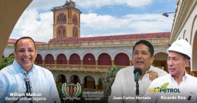 Three men speaking at an outdoor university event; left man labeled William Malkún, Rector of Unicartagena, smiles at the microphone. - Las2orillas.co: Historias, voces y noticias de Colombia