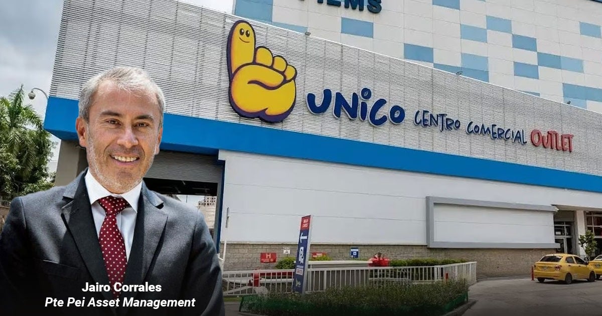 Man in a suit posing outside UniCo Centro Comercial Outlet; overlay text shows 'Jairo Corrales, Pte Pei Asset Management' - La empresa china que perdió el pulso con los centros comerciales tipo outlet