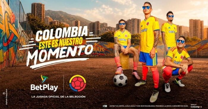 Un colombiano manda en el negocio de las apuestas en línea que se disparó con el Mundial Jugadores de la selección colombiana de fútbol en camisetas amarillas en un campo cubierto de graffiti con logos de BetPlay y el lema 'Este es nuestro momento'. - Un colombiano manda en el negocio de las apuestas en línea que se disparó con el Mundial