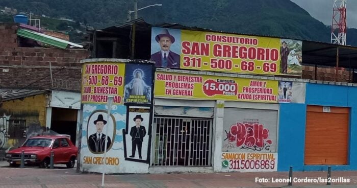 Un santo, brujos y chamanes son los que tienen a Bogotá empapelada con sus avisos ilegales localidades