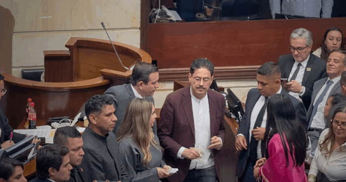 Los 9 congresistas que se le habrían volteado al Tigre y eligieron presidente del senado al candidato de Uribe y Petro - Los 9 congresistas que se le habrían volteado al Tigre y eligieron presidente del senado al candidato de Uribe y Petro