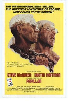 Póster de Papillon: fondo amarillo con dos prisioneros encadenados; Steve McQueen y Dustin Hoffman, frase superior sobre escape.
