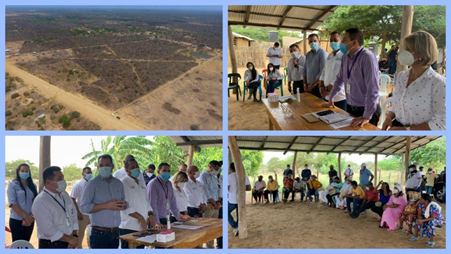 Collage de cuatro paneles: vista aérea de un paisaje rural seco; funcionarios con mascarillas en una reunión al aire libre; funcionarios en una mesa con documentos; aldeanos sentados en círculo durante una discusión.