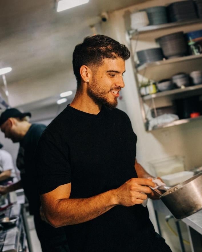 El pereirano que encontró la receta para ganarse la confianza de Karol G y dirigir su proyecto gastronómico - El pereirano que encontró la receta para ganarse la confianza de Karol G y dirigir su proyecto gastronómico