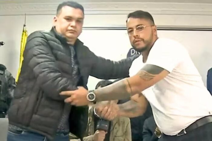 La primera banda criminal que se entregará ante el ultimátum de De la Espriella, la cual tiene azotada a Barranquilla Dos hombres se saludan con un apretón de manos, uno con una chaqueta inflable negra y el otro con una camiseta blanca, en un salón con espectadores cerca. - La primera banda criminal que se entregará ante el ultimátum de De la Espriella, la cual tiene azotada a Barranquilla
