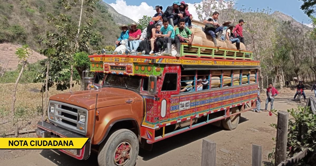  - Así es la vida de los choferes de chiva que dedican su vida a conectar a los campesinos en las montañas de Colombia