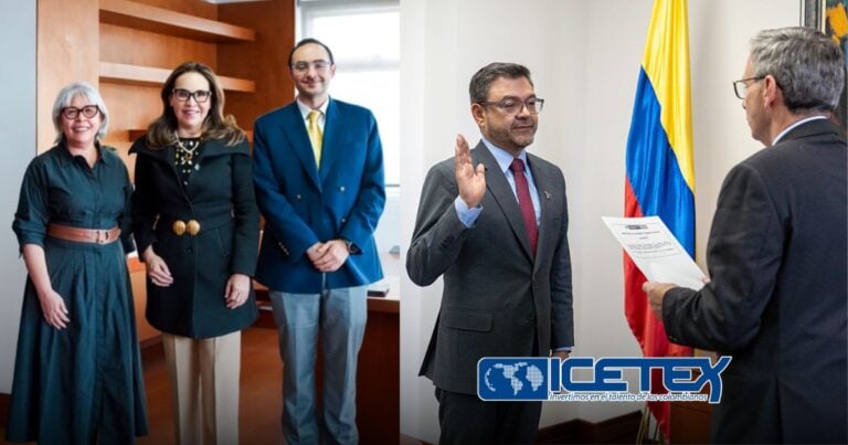 Four professionals stand together in an office; on the right, a man raises his right hand as another official reads from a document beside a Colombian flag, with an ICETEX logo in the corner. - Las2orillas.co: Historias, voces y noticias de Colombia
