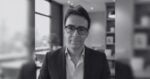 Terremoto en Pereira, después de los titulares Black-and-white photo of a man in a blazer and glasses posing in a modern office - Terremoto en Pereira, después de los titulares