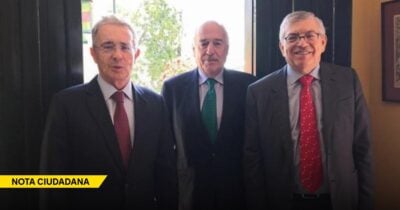 Three men in dark suits posing for a photo in a doorway, with a yellow 'NOTA CIUDADANA' banner in the lower-left corner. - Las2orillas.co: Historias, voces y noticias de Colombia