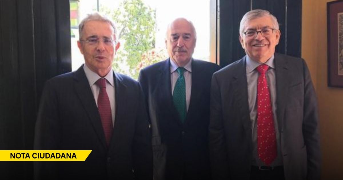 Three men in dark suits posing for a photo in a doorway, with a yellow 'NOTA CIUDADANA' banner in the lower-left corner. - Así es el amargo regreso a la realidad que viven los expresidentes cuando salen del poder