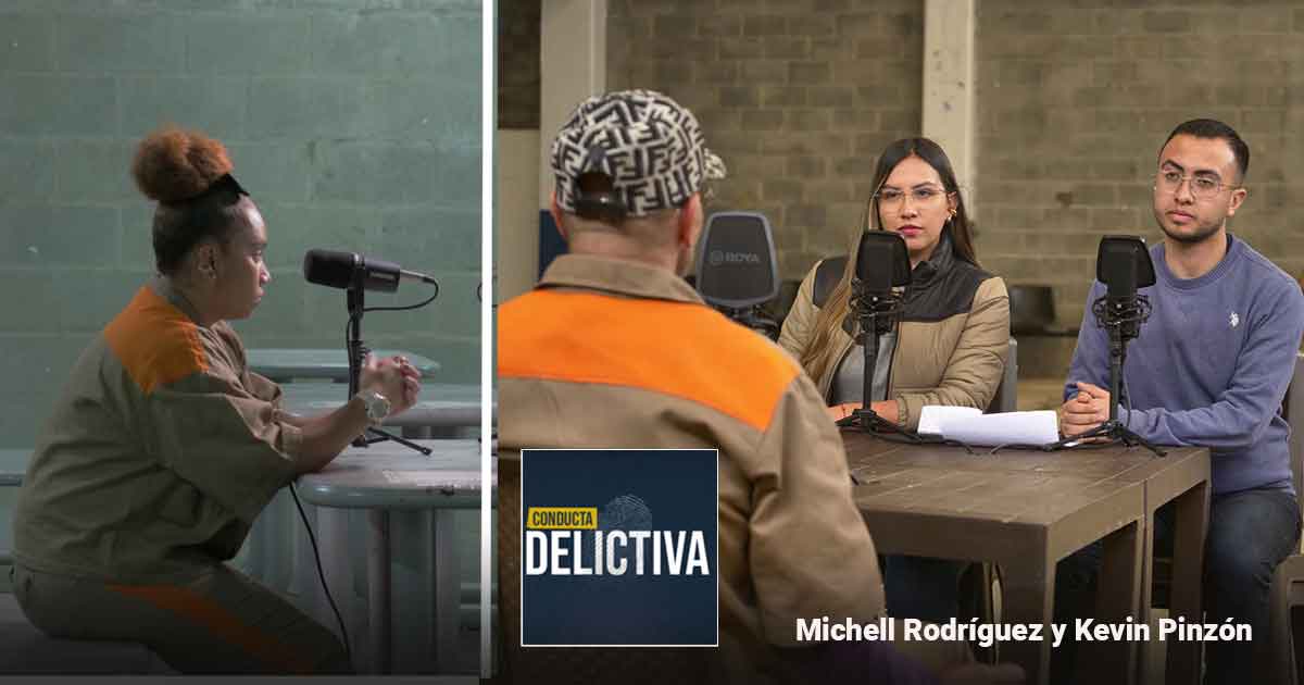 Split-screen: left, a woman in an orange prison uniform speaks into a microphone; right, two guests and a host sit at a table with microphones in a podcast studio, logo 'Conducta Delictiva' and names Michell Rodríguez y Kevin Pinzón. - Así conquistaron dos periodistas colombianos el primer lugar de Spotify con historias de crimen