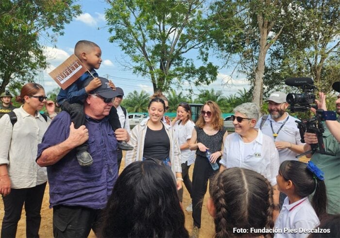 Él es Howard Buffett, el magnate que llegó con Shakira al Chocó a reconstruir las escuelas que tumbó el terremoto - Él es Howard Buffett, el magnate que llegó con Shakira al Chocó a reconstruir las escuelas que tumbó el terremoto