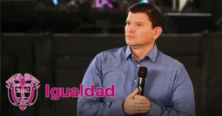 Las2orillas.co: Historias, voces y noticias de Colombia Man in blue shirt holding a microphone, looking to the right, with pink 'Igualdad' logo on the left. - Las2orillas.co: Historias, voces y noticias de Colombia