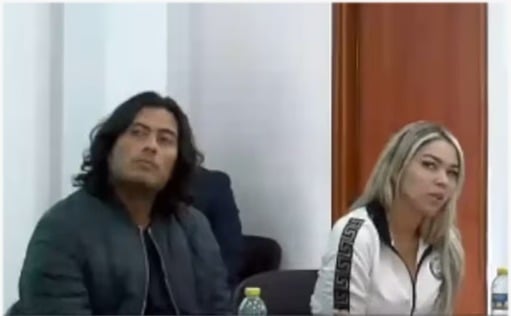 Two people sit at a conference table in a bright room, looking to the left; a water bottle sits in front of them. - La infidelidad de Nicolás Petro prendió el incendio que tiene enfrentadas y cerca de la cárcel a su esposa y a su ex