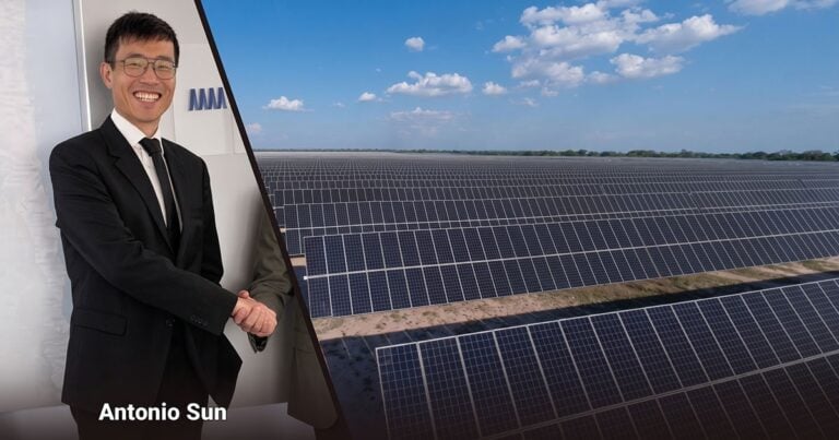 Smiling man in a black suit shakes hands beside a solar farm under a blue sky. - Las2orillas.co: Historias, voces y noticias de Colombia