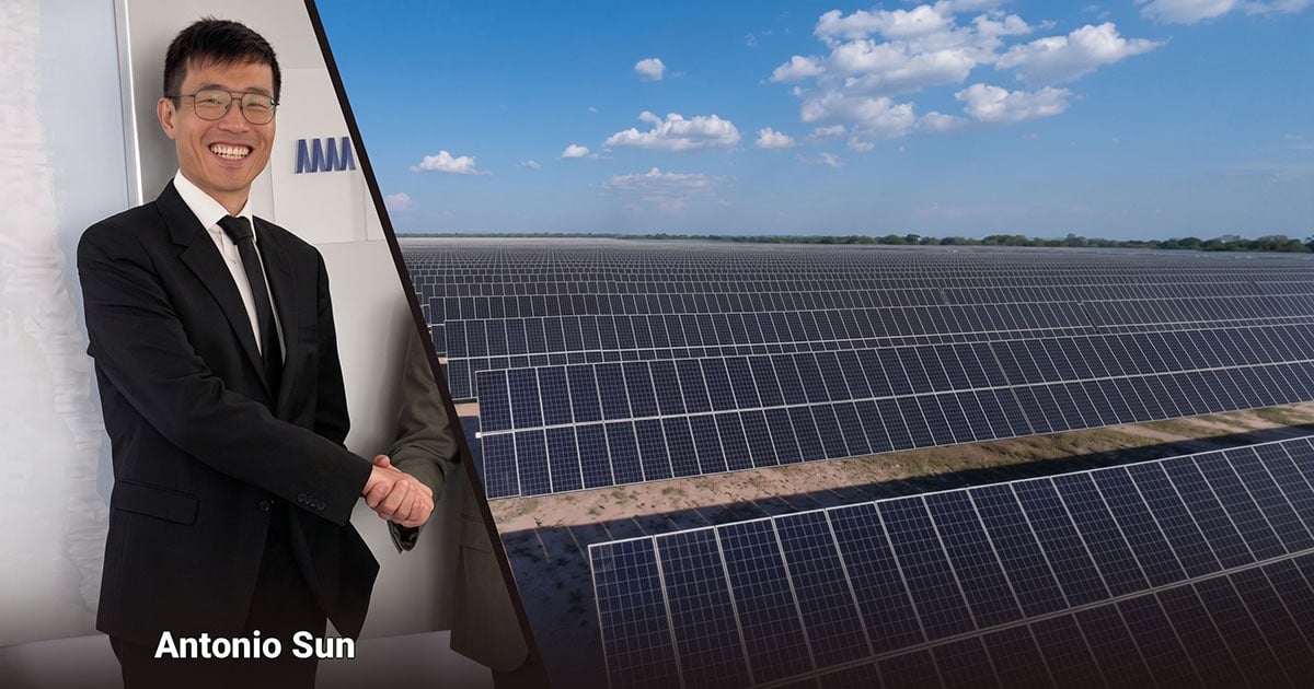 Smiling man in a black suit shakes hands beside a solar farm under a blue sky. - Un gran jugador británico ensancha su presencia de energía solar en Colombia mientras los alemanes se recogen