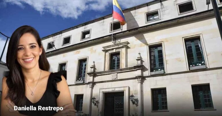 Las2orillas.co: Historias, voces y noticias de Colombia Smiling woman named Daniella Restrepo in the foreground with a beige government-style building and a Colombian flag in the background. - Las2orillas.co: Historias, voces y noticias de Colombia