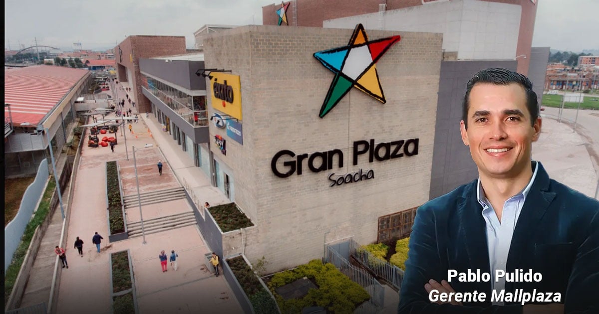 Exterior view of Gran Plaza Soacha mall with its name on the brick wall; foreground shows a man in a dark blazer (Pablo Pulido, Gerente Mallplaza) as a promotional banner text. - Con un billón de pesos la familia chilena Solari le compró 9 centros a la paisa Argos y Conconcreto