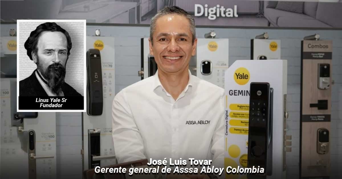 José Luis Tovar, general manager of ASSA ABLOY Colombia, in a showroom with Yale digital door locks (inset portrait of Linus Yale Sr). - La historia de los candados y cerraduras Yale que llevan 80 años asegurando puertas en Colombia