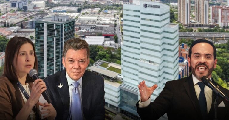 Las2orillas.co: Historias, voces y noticias de Colombia Three speakers with microphones in front of a city skyline, a panel discussion setting in progress. - Las2orillas.co: Historias, voces y noticias de Colombia