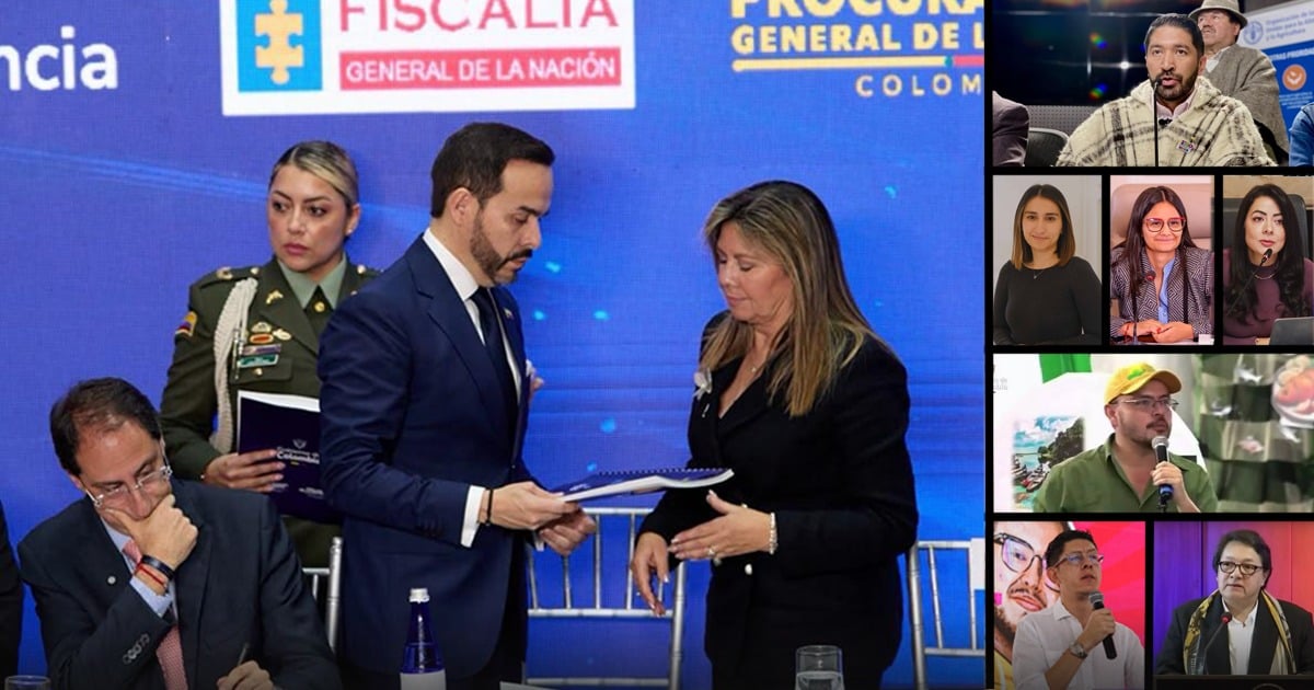 Man in a blue suit hands documents to a woman in black at a formal ceremony, with an officer in uniform and other officials nearby against a blue backdrop with logos. - Así se escribió el Libro de la Verdad que De La Espriella entregó a la Fiscal con 126 escandalosos casos de la era Petro