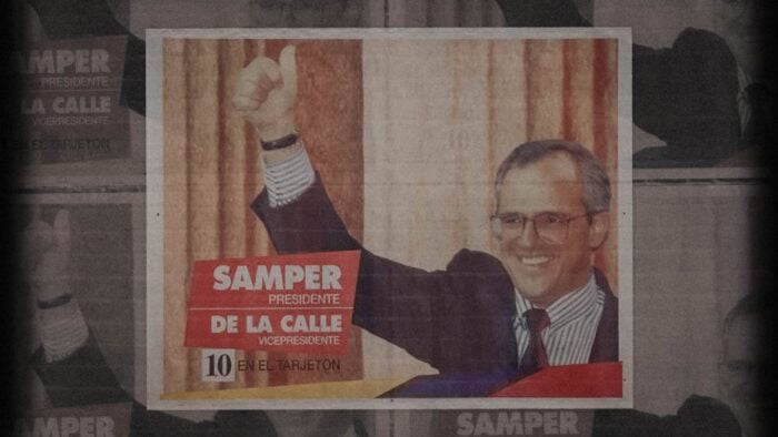 Smiling man in glasses and suit gives a thumbs up beside a red campaign sign that reads 'Samper Presidente de la Calle Vicepresidente'. - Los US 3.5 millones del Cartel de Cali que hicieron tambalear a un presidente colombiano y llegan a HBO
