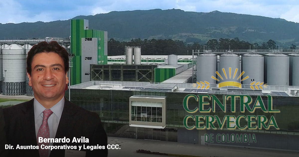 Portrait of Bernardo Avila, Director of Corporate and Legal Affairs (CCC), standing in front of the Central Cervecera de Colombia brewery site with silos in the background. - Quién es el abogado de Ardila Lülle que responderá por la multa a Central Cervecera