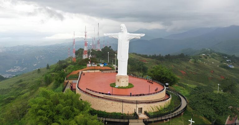  - El gigante que sobrevivió al terremoto de Cali: así nació Cristo Rey, el monumento que lleva 70 años cuidando la ciudad