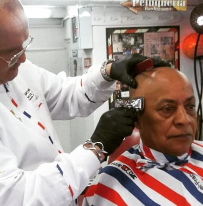 A sus 58 años sigue trabajando en la barbería más antigua de Bogotá por donde pasaron Gaitán, Lleras y Turbay barbería