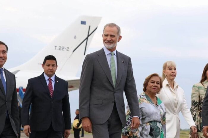 Así fue la llegada a Cali de presidentes e invitados especiales a la posesión de Abelardo De la Espriella Group of formally dressed officials walking on a tarmac with a large white aircraft tail in the background, suggesting a formal arrival or ceremony. - Así fue la llegada a Cali de presidentes e invitados especiales a la posesión de Abelardo De la Espriella