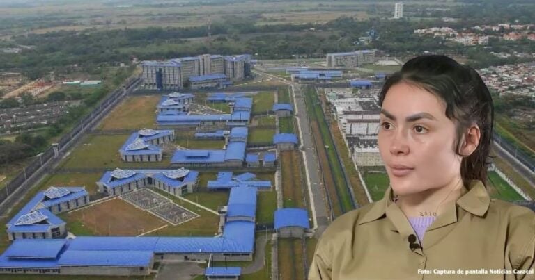 Las2orillas.co: Historias, voces y noticias de Colombia Close-up of a woman in a beige uniform speaking, with an aerial view of a large campus or facility with blue-roofed buildings in the background. - Las2orillas.co: Historias, voces y noticias de Colombia