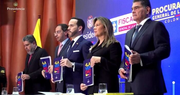 Así se escribió el Libro de la Verdad que De La Espriella entregó a la Fiscal con 126 escandalosos casos de la era Petro Five formally dressed officials stand at a panel, each holding a blue booklet titled 'La Verdad' during a formal event; backdrop shows government logos and a flag. - Así se escribió el Libro de la Verdad que De La Espriella entregó a la Fiscal con 126 escandalosos casos de la era Petro