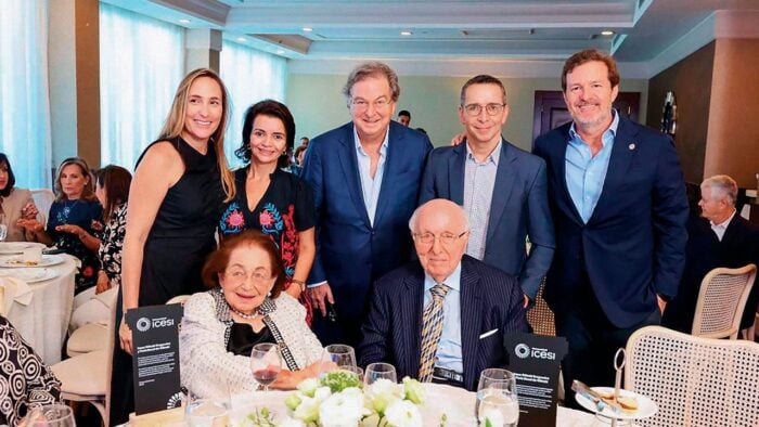 La casa de infancia de Jaime Giliinski en Cali es ahora uno de los locales de la cadena de hamburguesas El Corral El patriarca de la Isaac Gilinski y su esposa Perla Bacal estuvieron en Cali en 2024 para cear un fondo de becas en la Universidad Icesi de Cali. / Foto Cortesia Icesi