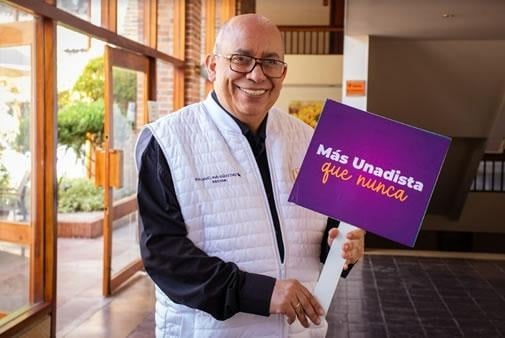 Tras el empujón de Petro a la UNAD, Jaime Leal se atornilló en la Rectoría otros 4 años: ya completa 27 - Tras el empujón de Petro a la UNAD, Jaime Leal se atornilló en la Rectoría otros 4 años: ya completa 27