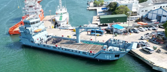 Marinos holandeses construyeron el gran buque que traerá de Miami 400 toneladas de donaciones - Marinos holandeses construyeron el gran buque que traerá de Miami 400 toneladas de donaciones