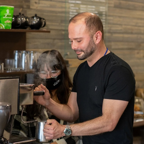 Tom Cruise descubrió a Juan Certaín, un caleño catador de café y se lo llevó a trabajar para él - Tom Cruise descubrió a Juan Certaín, un caleño catador de café y se lo llevó a trabajar para él