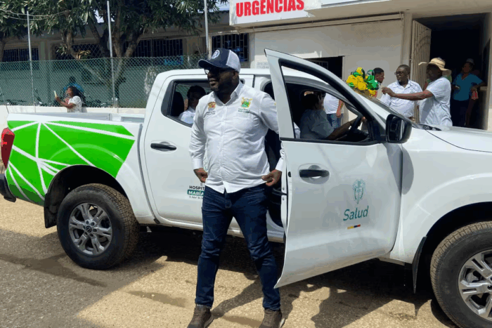Anes de irse, el contralor Carlos Hernán Rodríguez sacó a 341 funcionarios que vigilaban la corrupción en las regalías A man in a white shirt and cap steps out of a white health services pickup marked Salud, with the hospital entrance and 'Urgencias' sign in the background. - Anes de irse, el contralor Carlos Hernán Rodríguez sacó a 341 funcionarios que vigilaban la corrupción en las regalías