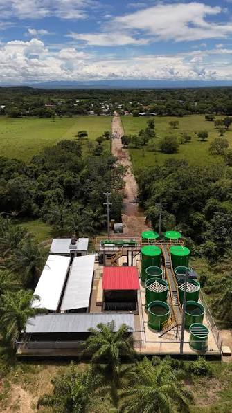 Anes de irse, el contralor Carlos Hernán Rodríguez sacó a 341 funcionarios que vigilaban la corrupción en las regalías Aerial view of a rural water treatment plant with green circular tanks and white- and red-roofed buildings amid fields and trees. - Anes de irse, el contralor Carlos Hernán Rodríguez sacó a 341 funcionarios que vigilaban la corrupción en las regalías