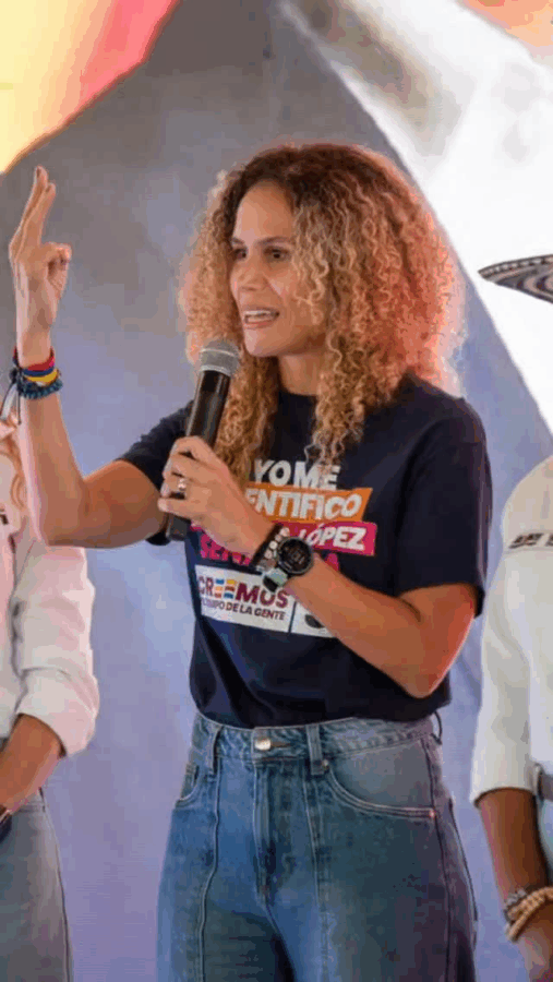 A excepción de minHacienda y el Canciller, todos los ministros de De la Espriella llegan endeudados Woman speaks into a handheld microphone, raising her right hand in a gesture on stage. - A excepción de minHacienda y el Canciller, todos los ministros de De la Espriella llegan endeudados