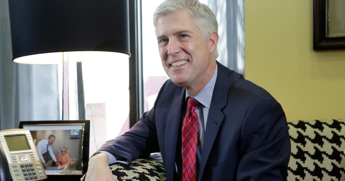 Un poderoso bufete manejará los contratos de las empresas que explotarán el petróleo venezolano Smiling businessman in a navy suit and red tie sits on a patterned sofa in an office setting. - Un poderoso bufete manejará los contratos de las empresas que explotarán el petróleo venezolano