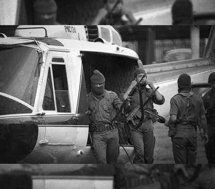 Lo condenaron por matar a Álvaro Gómez, pasó 18 años preso y hoy las Farc dicen que es inocente Armed soldiers exit a helicopter, rifles ready, in a vigilant outdoor scene (black and white). - Lo condenaron por matar a Álvaro Gómez, pasó 18 años preso y hoy las Farc dicen que es inocente