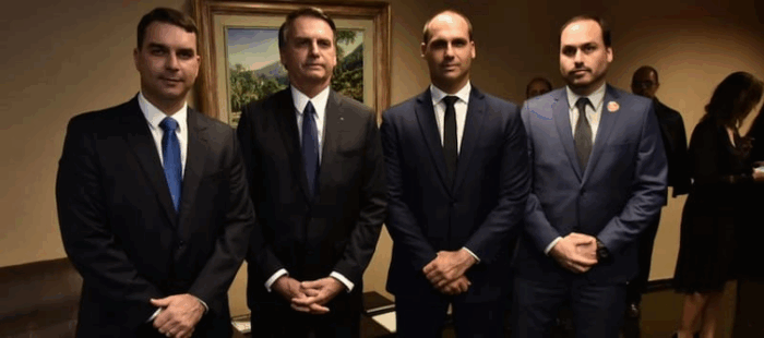 Cómo una atractiva mujer que venía de abajo de quien se enamoró Jair Bolsonaro se volvió el fenómeno político de Brasil Four men in dark suits stand side by side posing for a formal photo in a hallway with a framed painting behind them. - Cómo una atractiva mujer que venía de abajo de quien se enamoró Jair Bolsonaro se volvió el fenómeno político de Brasil