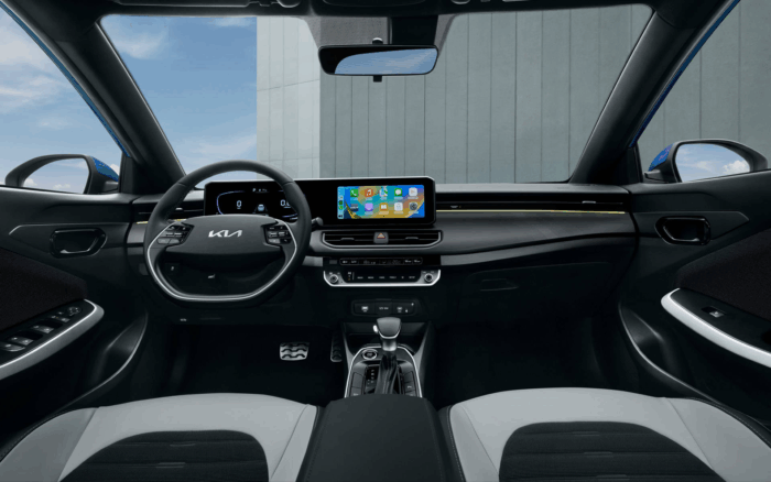 Kia se la juega con un carro que parece más caro de lo que cuesta y quiere conquistar las calles colombianas Interior of a modern Kia car: digital instrument cluster, wide touchscreen display, and center console. - Kia se la juega con un carro que parece más caro de lo que cuesta y quiere conquistar las calles colombianas