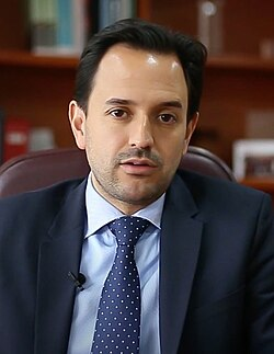 Primer triunfo diplomático De la Espriella: Diego Mesa a uno de los fondos ambientales más importantes del mundo Portrait of a man in a navy suit and polka-dot tie seated in an office, looking at the camera. - Primer triunfo diplomático De la Espriella: Diego Mesa a uno de los fondos ambientales más importantes del mundo