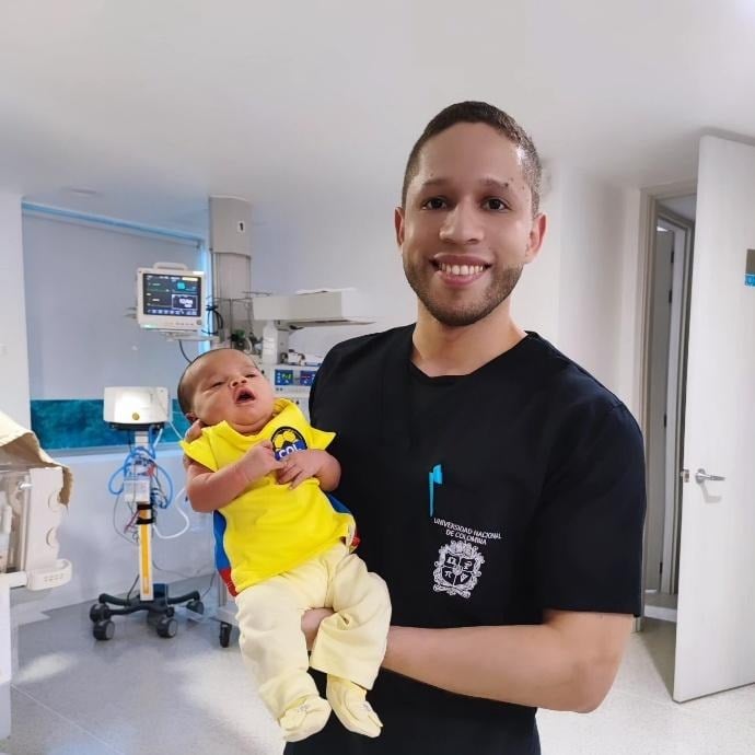  - El médico que no dejó atrás a sus pequeños pacientes: así evacuaron diez bebés durante el terremoto