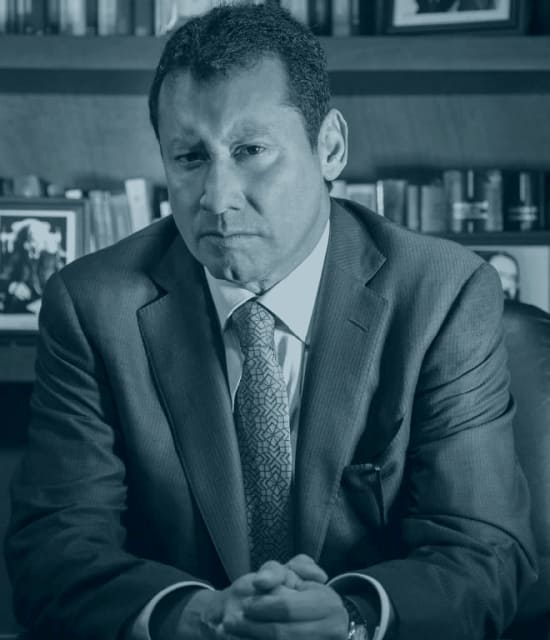  - El periodista Rafael Poveda se la juega duro con su defensa con un peso pesado