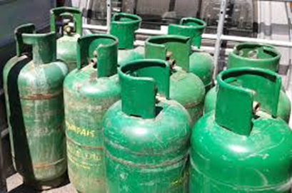 Una empresa colombiana es la única que con sus pipetas le pelean a 4 gigantes chilenas en el negocio de gas propano Several green gas cylinders stacked together on a truck bed, some with rust and markings visible, likely stored for transport or storage of LPG or propane tanks. - Una empresa colombiana es la única que con sus pipetas le pelean a 4 gigantes chilenas en el negocio de gas propano