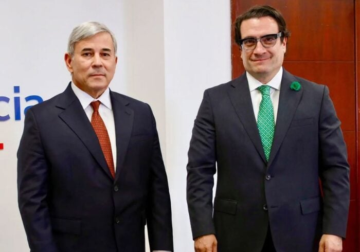 Por orden del presidente Dela Espriella, Joaquín Méndez superintendente de Notariado Bloqueó entrega de notarías Two men in dark suits stand side by side in a formal setting, looking at the camera. - Por orden del presidente Dela Espriella, Joaquín Méndez superintendente de Notariado Bloqueó entrega de notarías